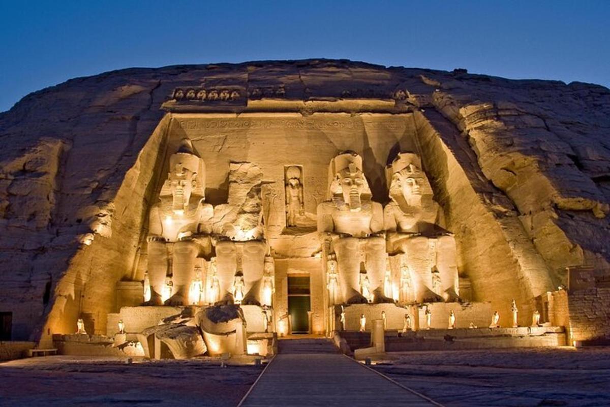 cảnh quan của đền abu simbel vào ban đêm