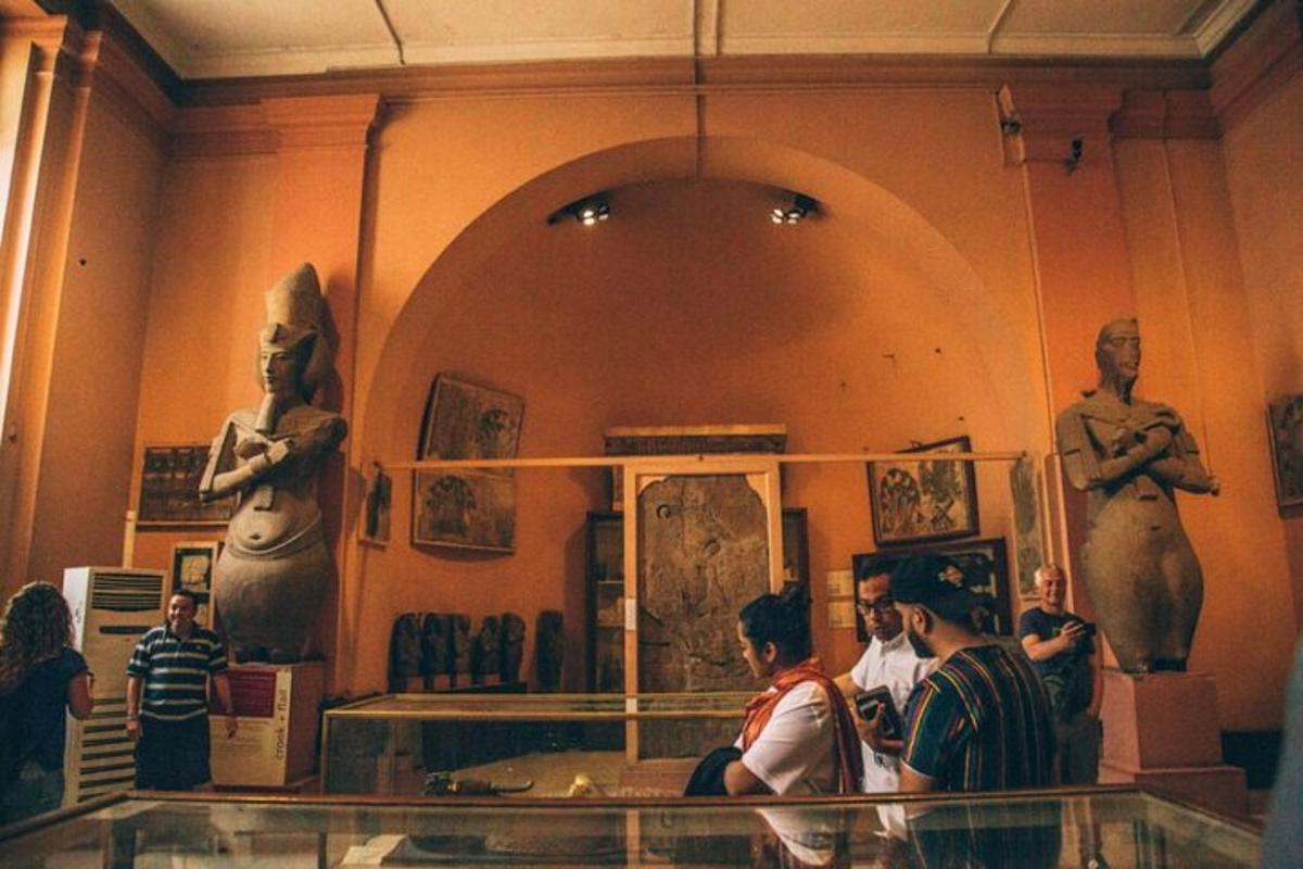 μια ομάδα ανθρώπων που εξετάζει αντικείμενα σε ένα μουσείο