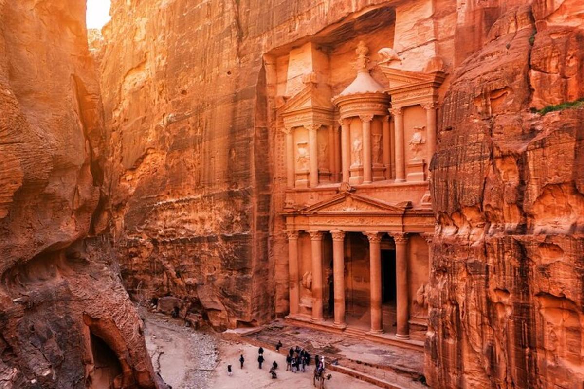 مجموعة من الأشخاص يقفون أمام مبنى في الوادي
