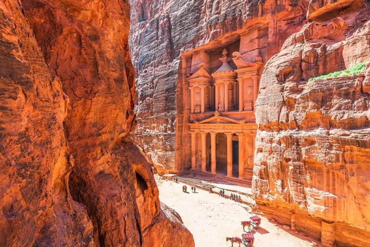 لوحة لمبنى في الوادي
