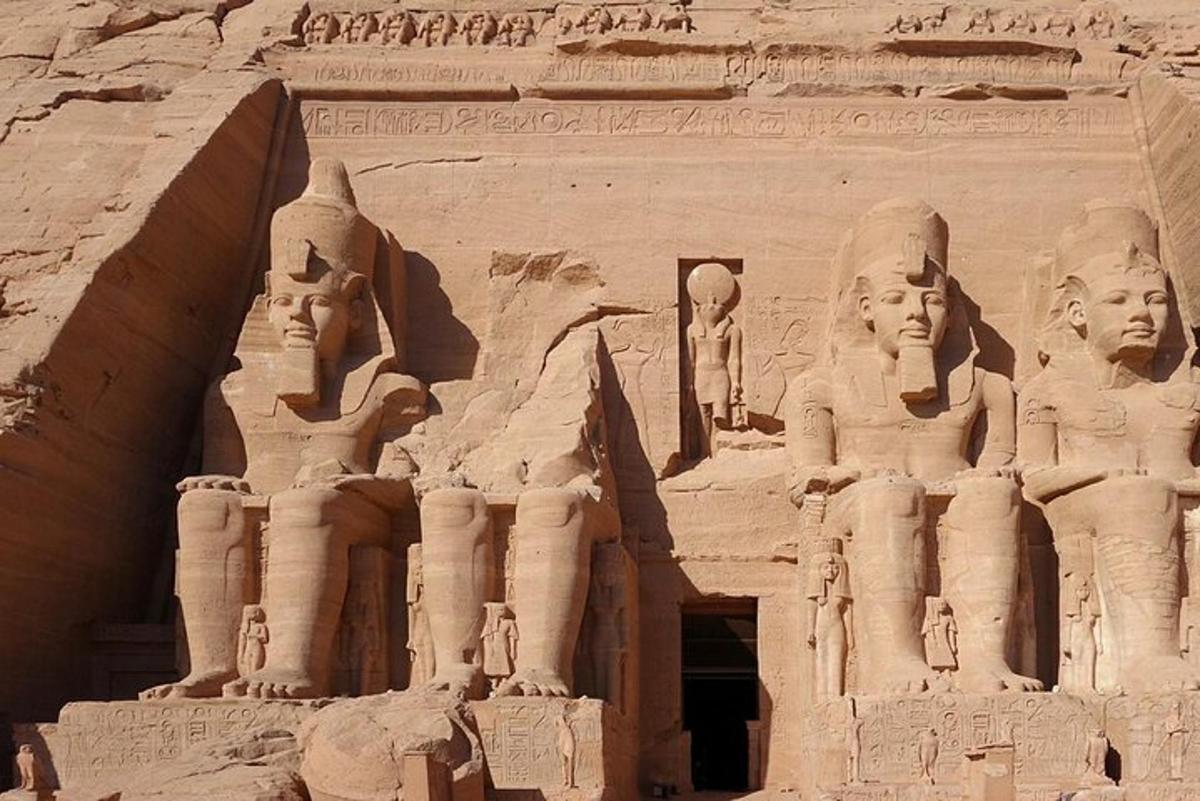 Ένα αρχαίο κτίριο με αγάλματα στην έρημο
