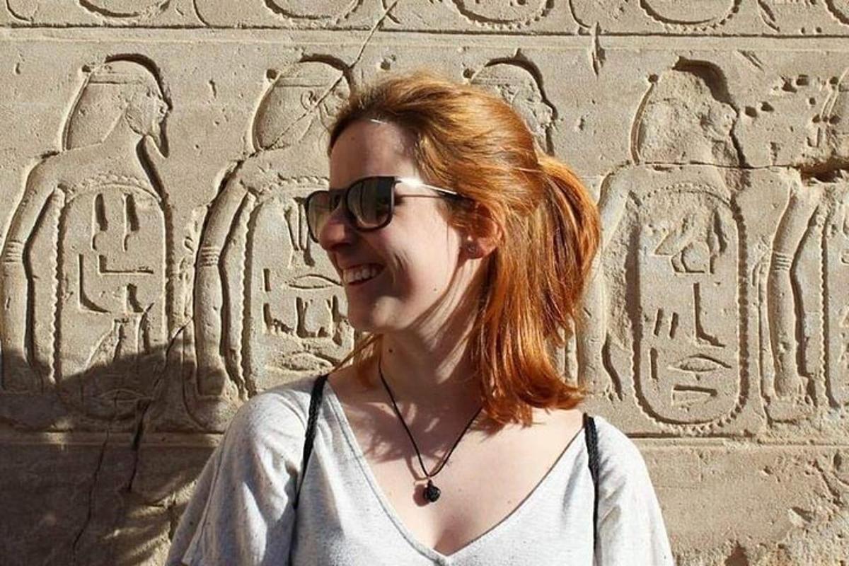 μια γυναίκα που στέκεται μπροστά σε έναν τοίχο με ανακούφιση