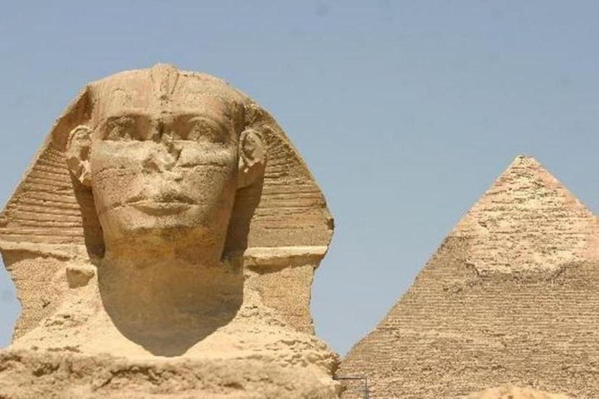 socha hlavy vedle pyramid