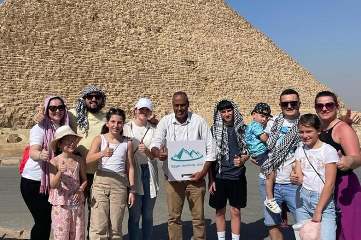 grupp inimesi, kes seisavad püramiidi ees