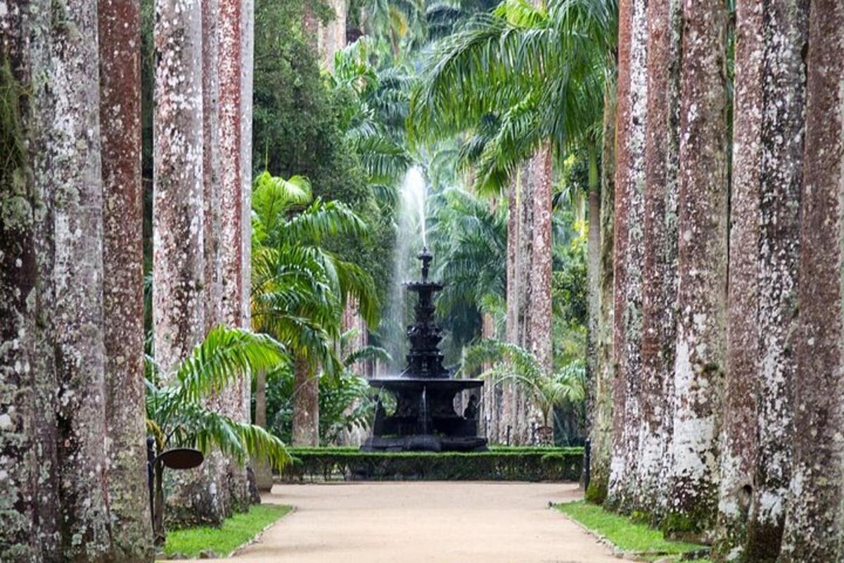 uma fonte em um jardim entre duas palmeiras