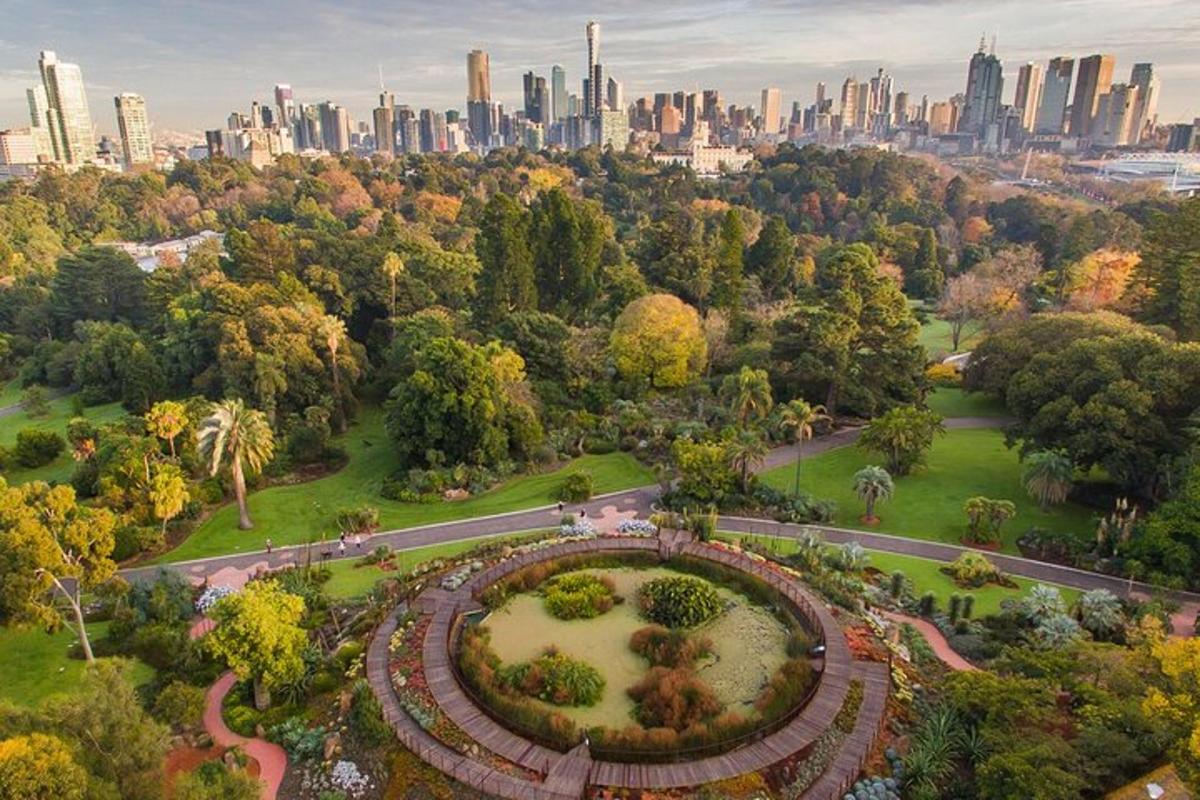 uma vista aérea de um parque com uma cidade ao fundo