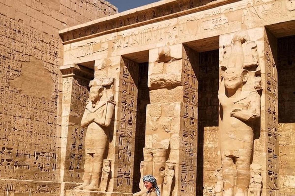 Μια γυναίκα που στέκεται μπροστά από ένα κτίριο με αγάλματα