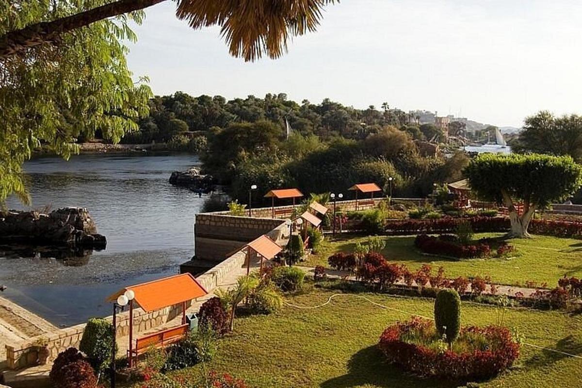 uma vista de um rio com um parque próximo a um lago