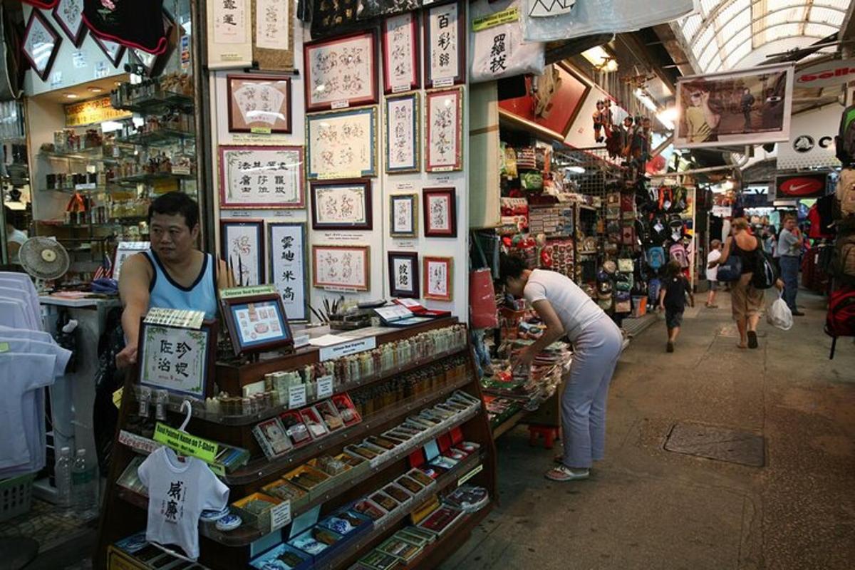 una dona dreta en una botiga d'un mercat