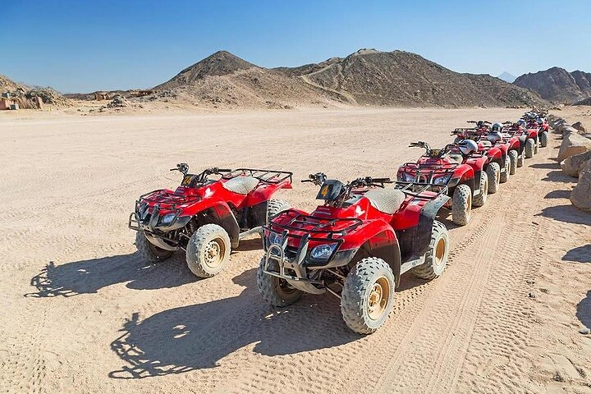 Una fila de vehículos todo terreno estacionados en el desierto
