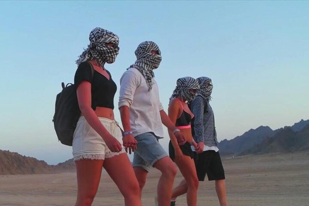 un gruppo di donne che camminano nel deserto