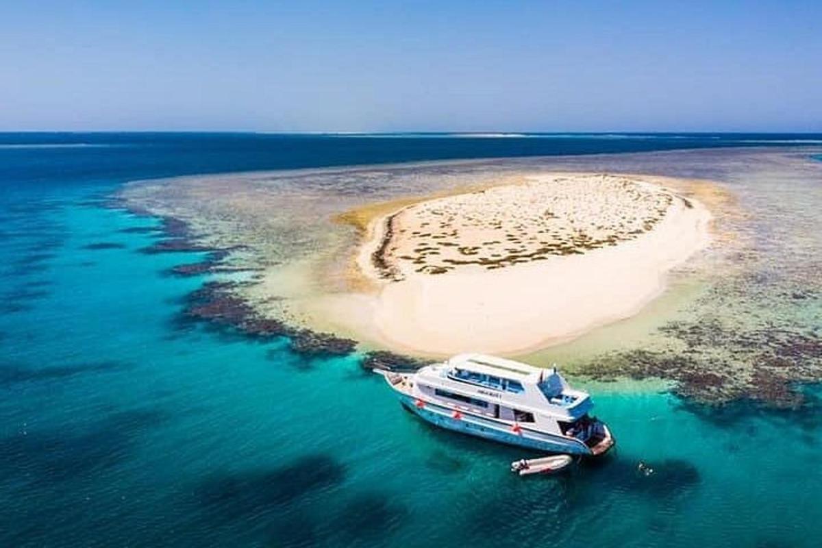 un vaixell a l'aigua al costat d'una petita illa