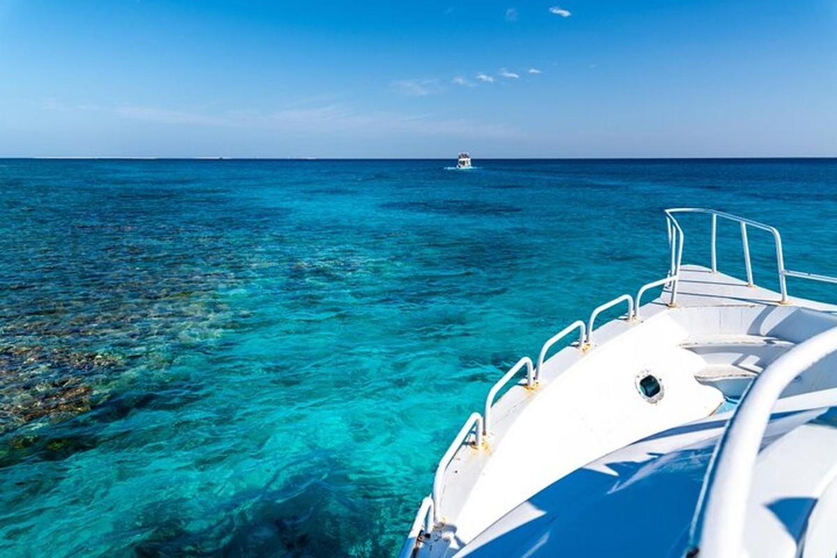 un vaixell blanc a l'aigua prop de l'oceà