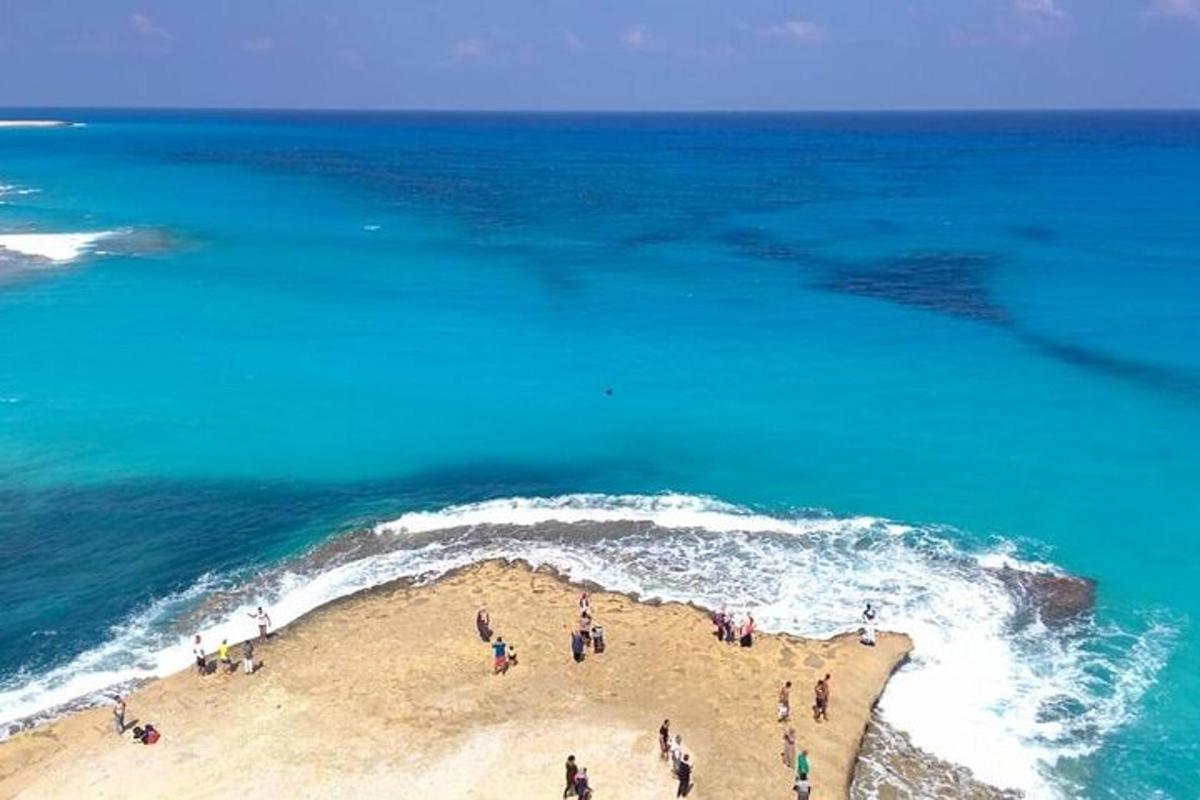 קבוצת אנשים על חוף ים ליד האוקיינוס
