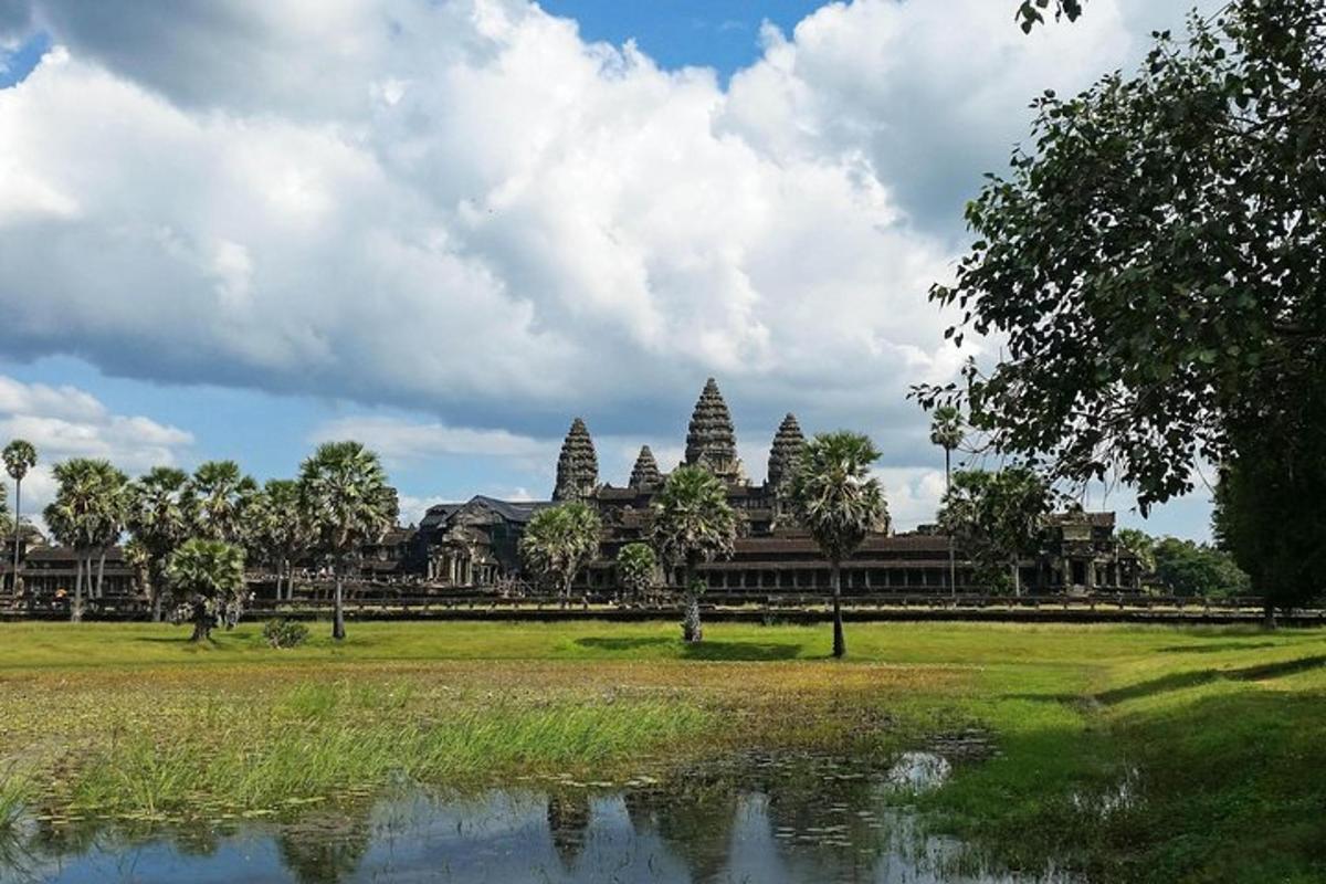 bangunan dengan pokok dan kolam di hadapannya