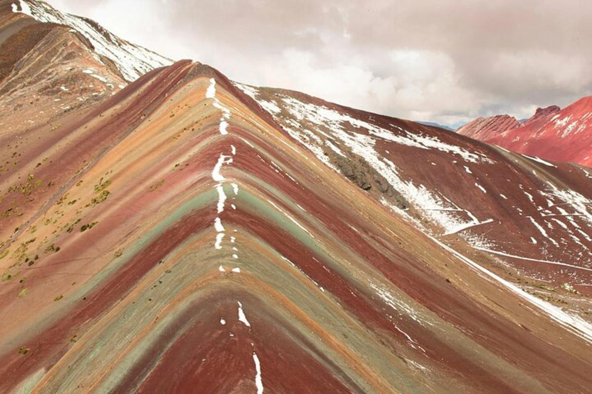 una vista aérea de una montaña cubierta de nieve