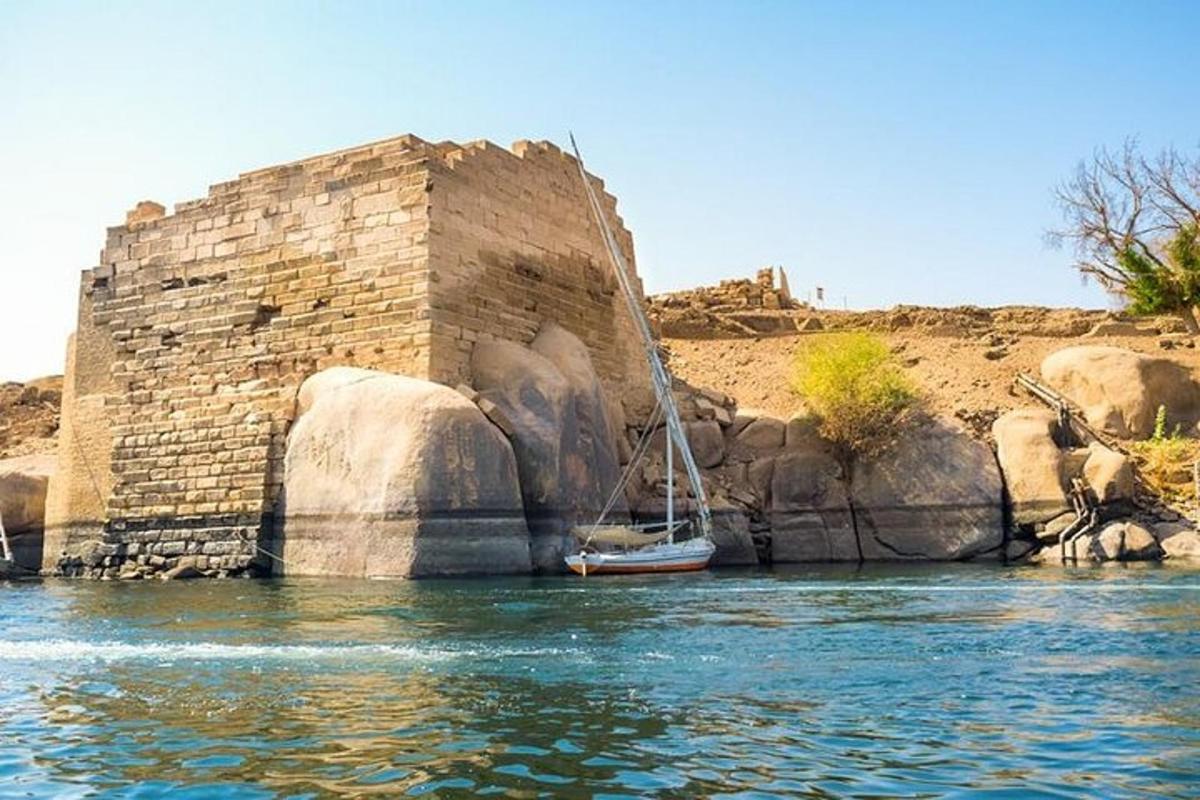 μια βάρκα στο νερό δίπλα σε έναν πέτρινο τοίχο