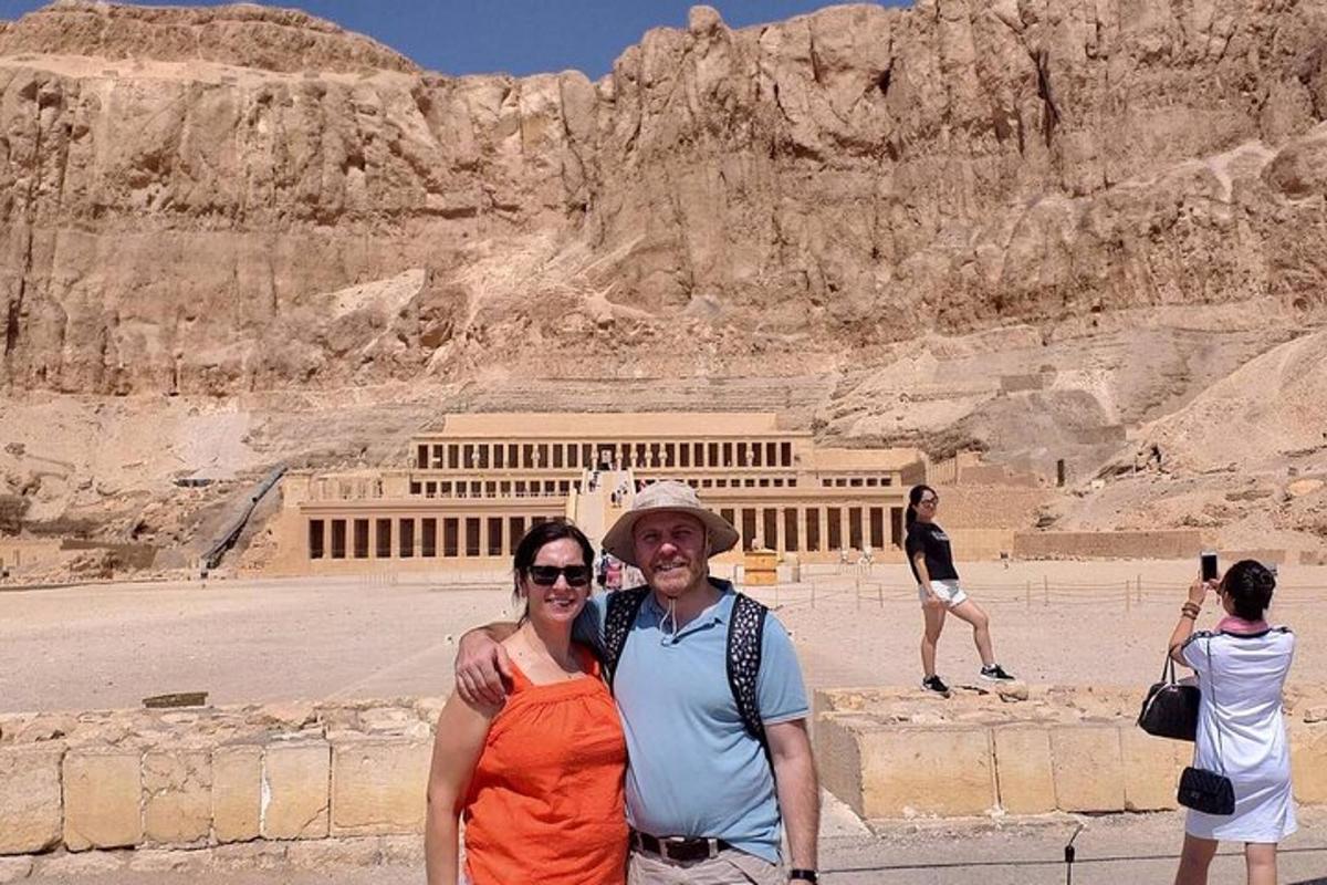 un uomo e una donna in piedi davanti a un edificio