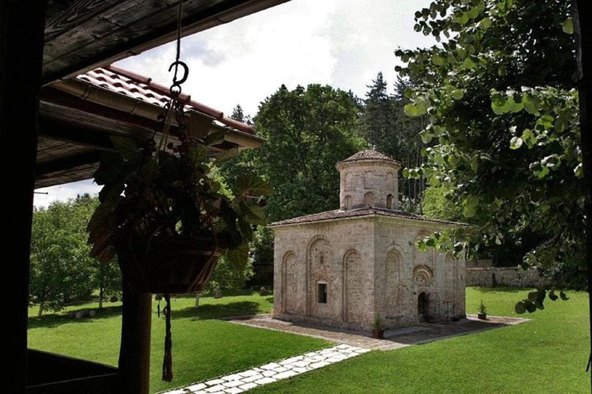 un edificio in pietra in un cortile con una pianta