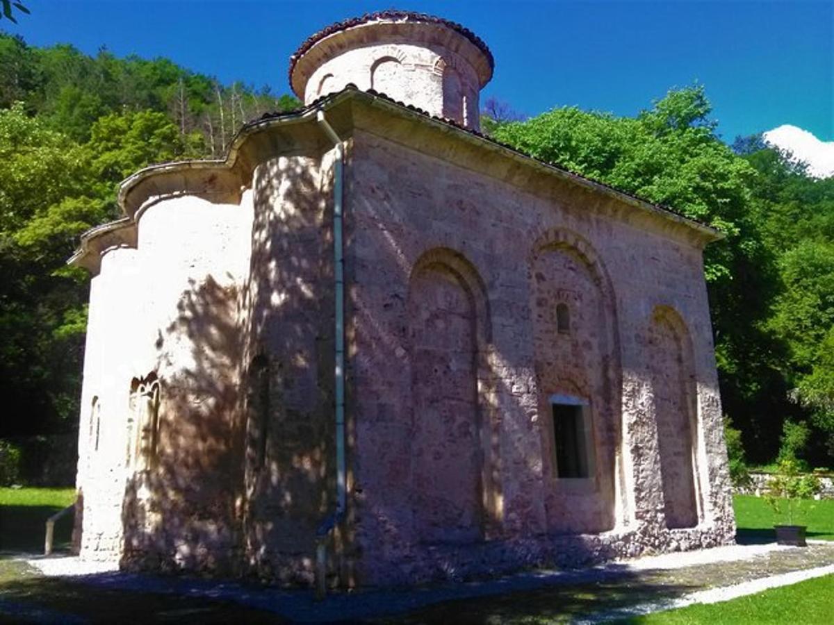 un vecchio edificio in mattoni con una torre in cima