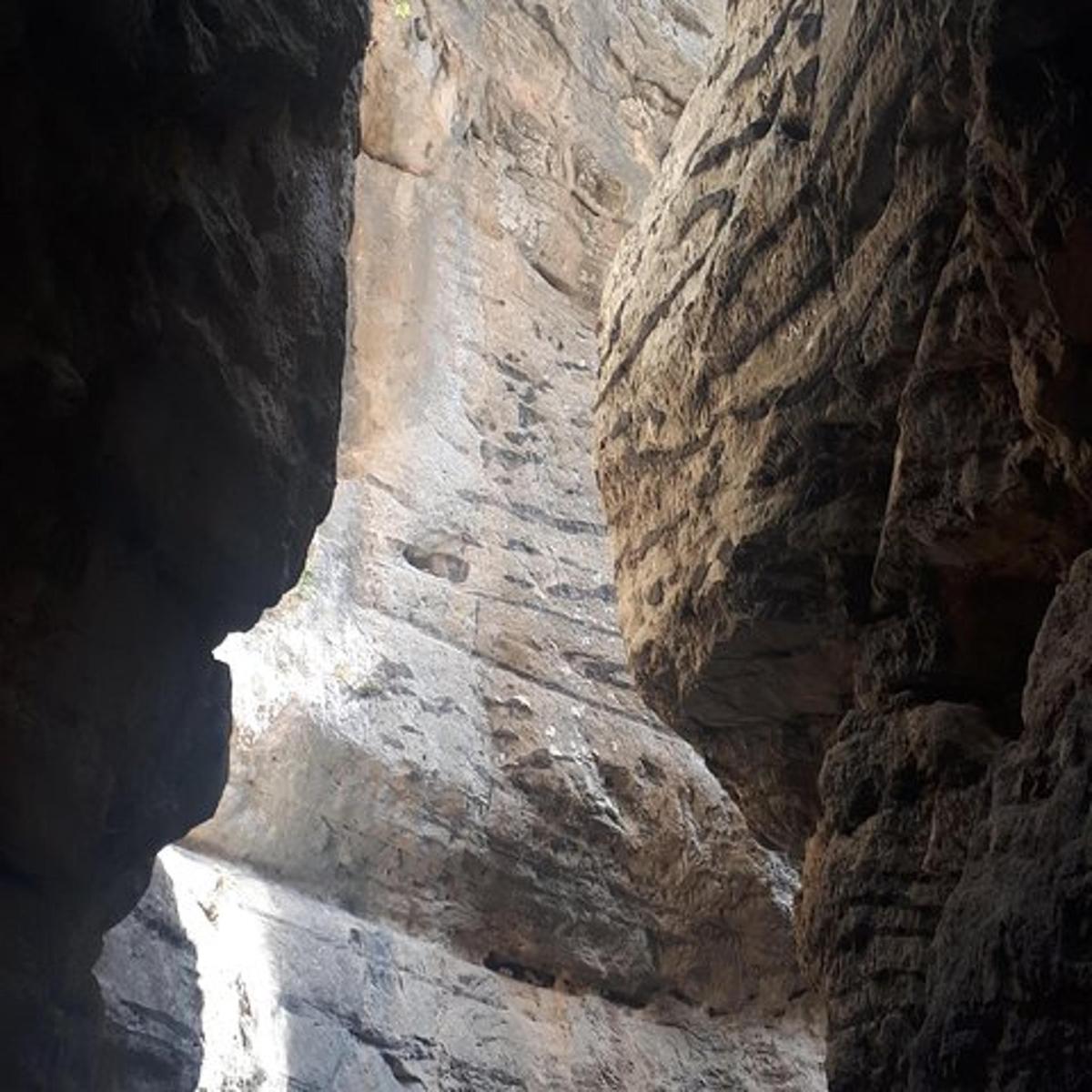 tangga sempit di tebing batu