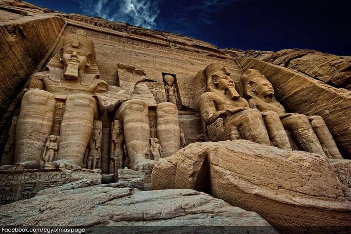 um grande edifício de pedra com estátuas