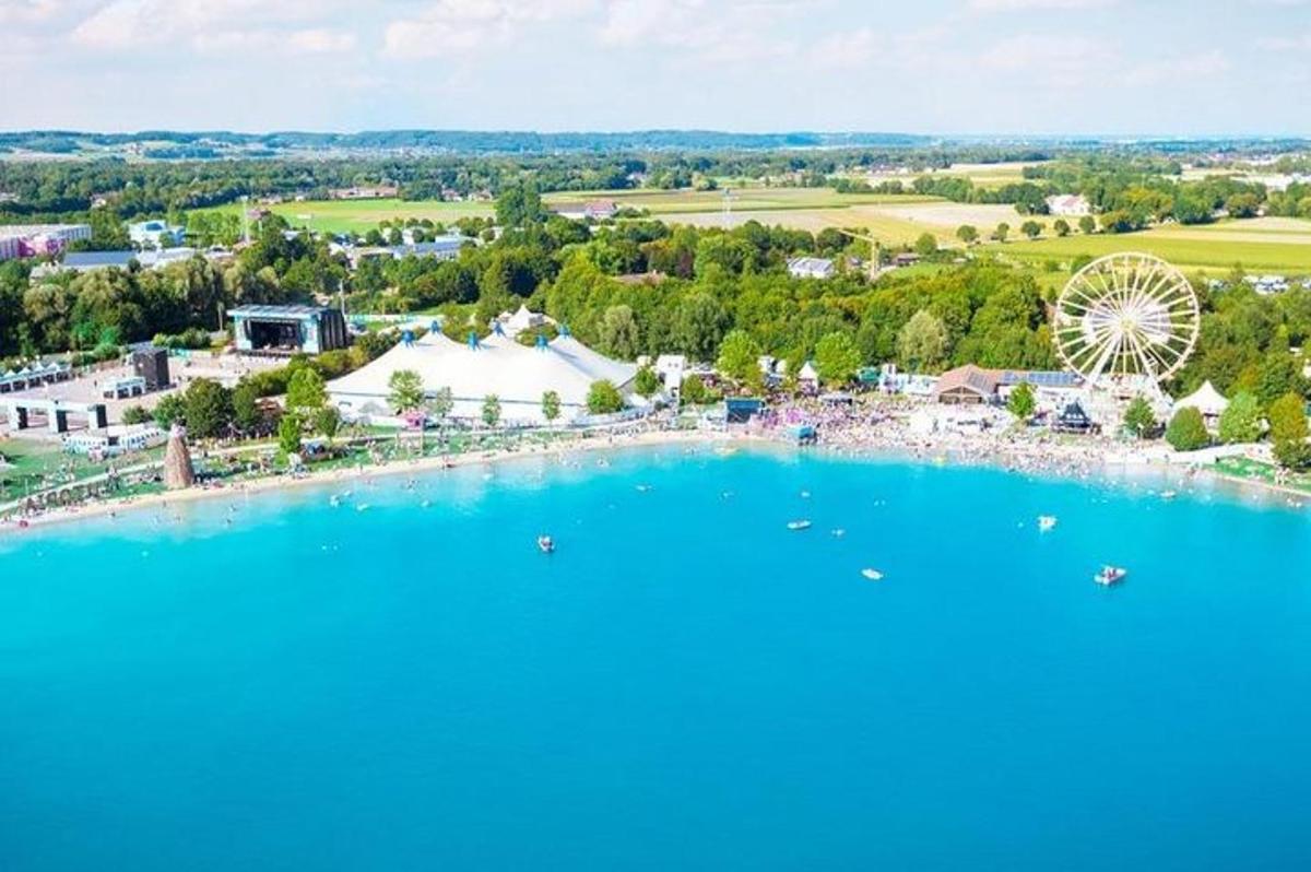 ezera skats no gaisa ar panorāmas ratu