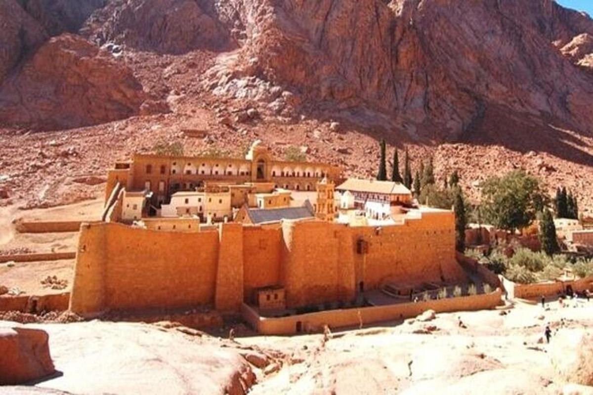 Un pueblo en medio de un desierto con una montaña