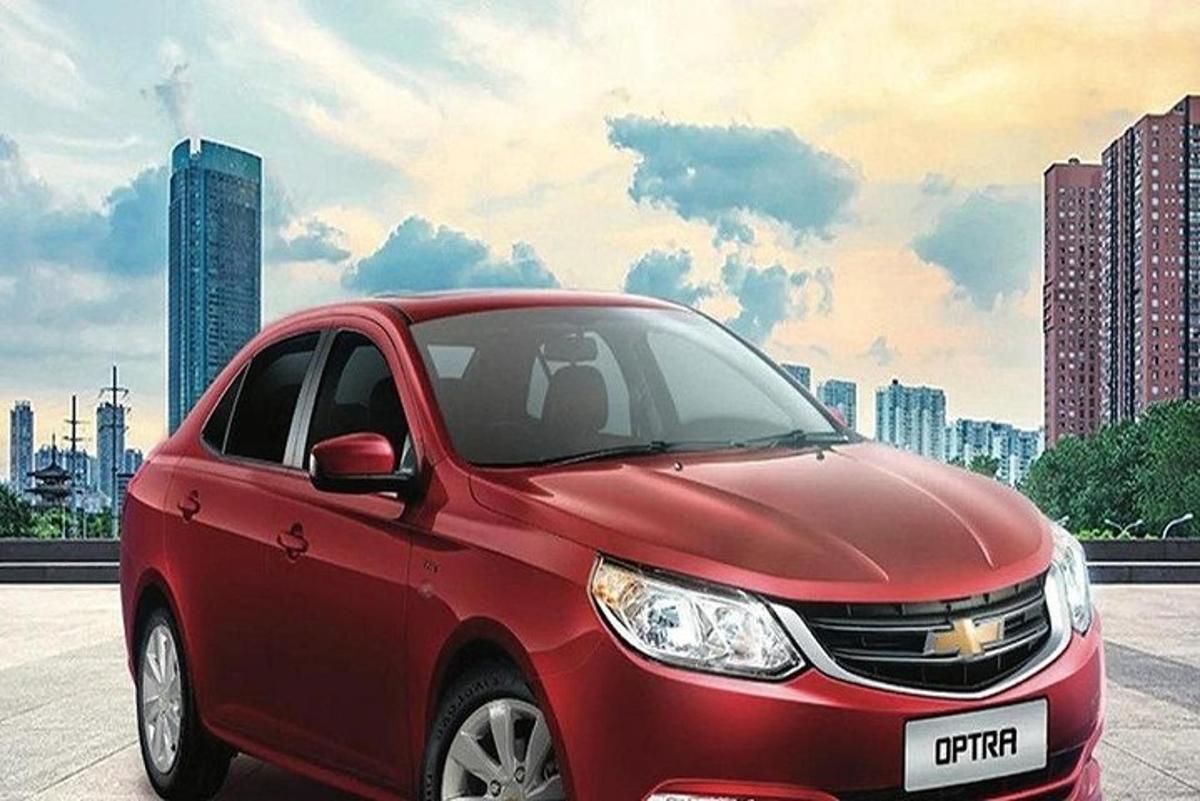 červené auto zaparkované před městem