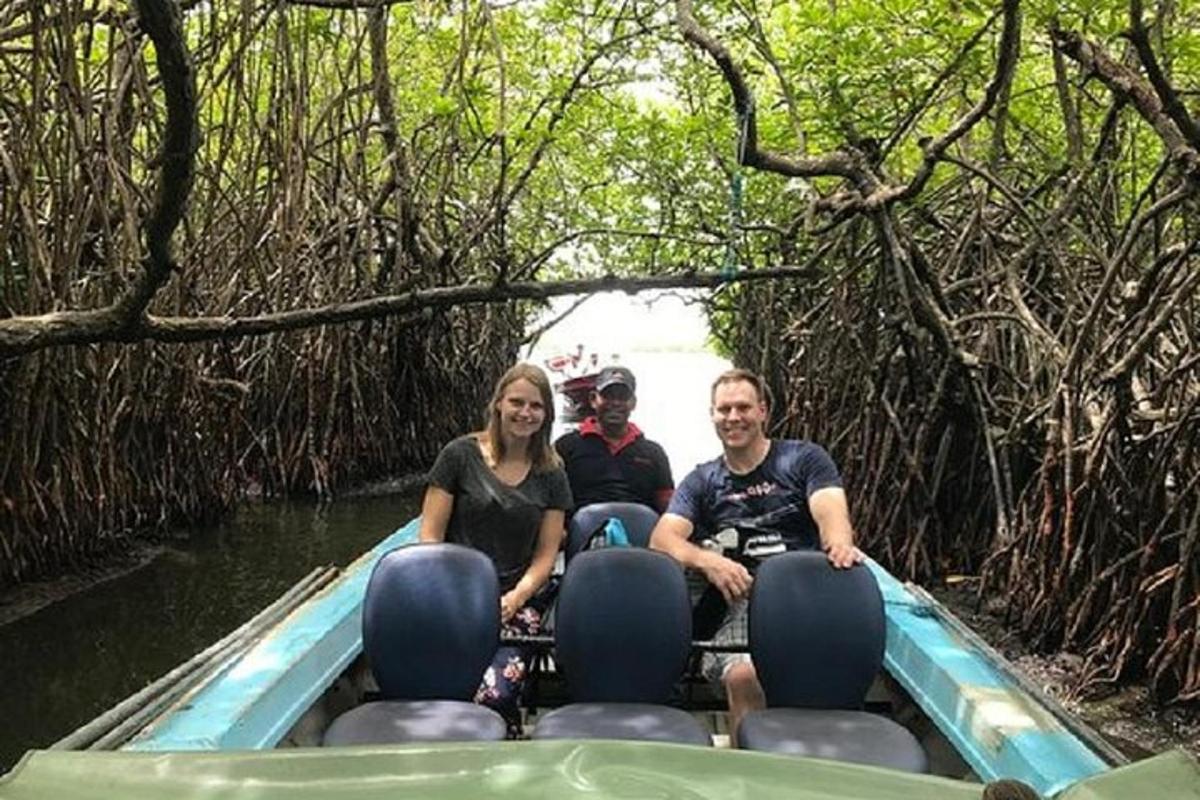 กลุ่มคนกำลังนั่งเรืออยู่ในน้ำ