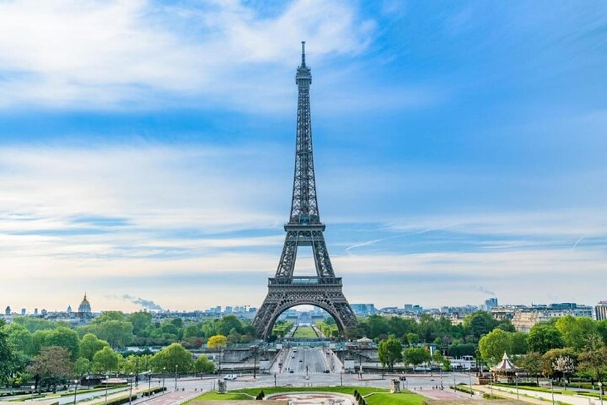 una vista della torre Eiffel a Parigi