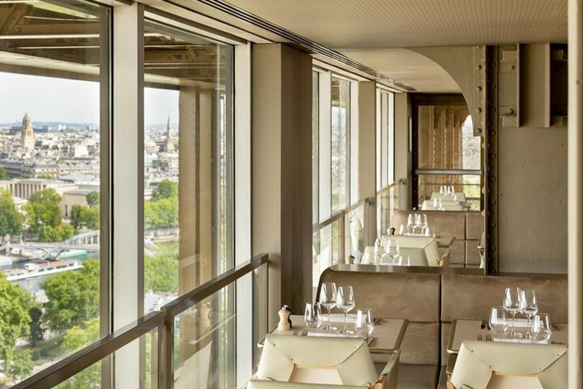 un ristorante con tavoli e vista sulla città