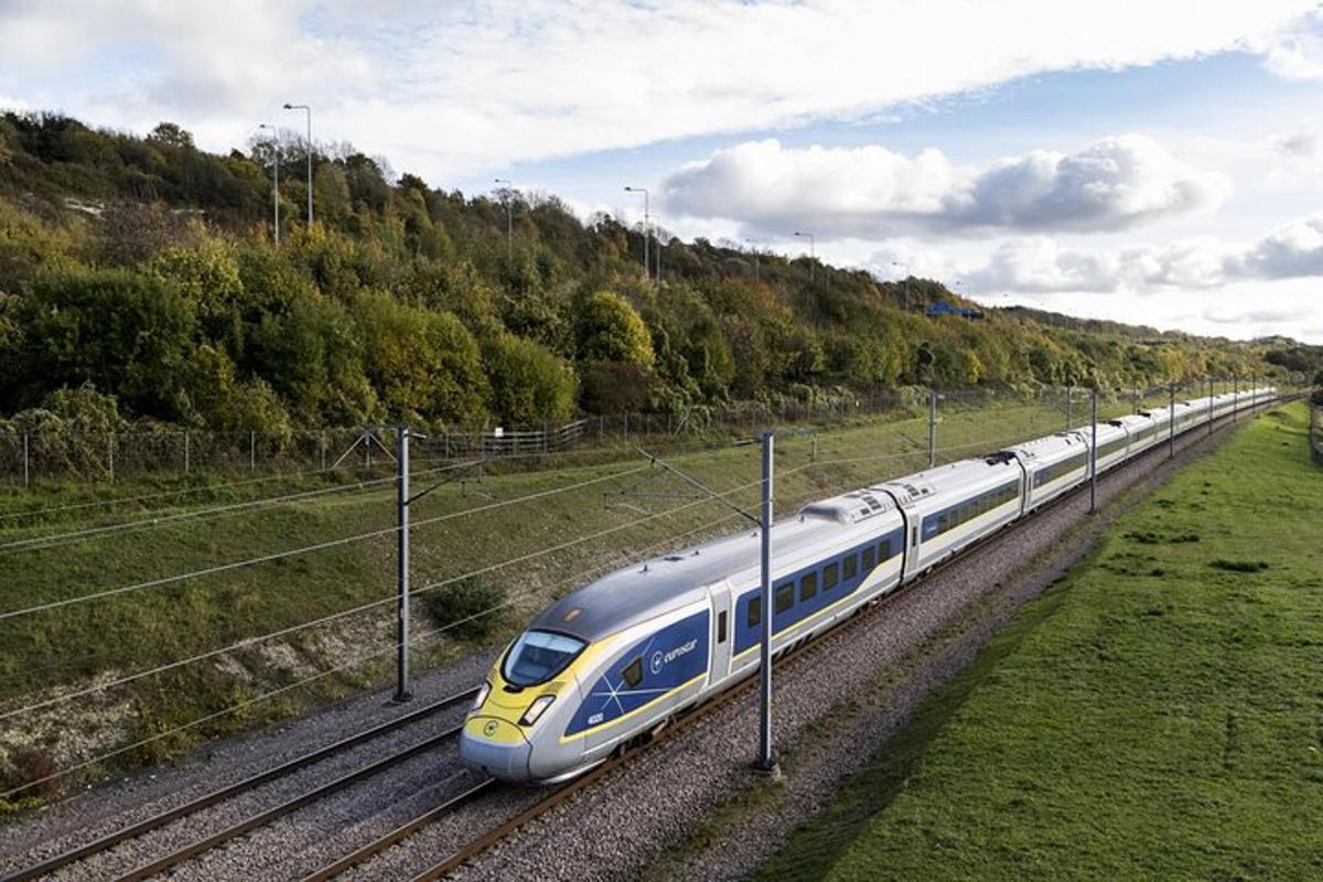 un treno sta viaggiando lungo i binari