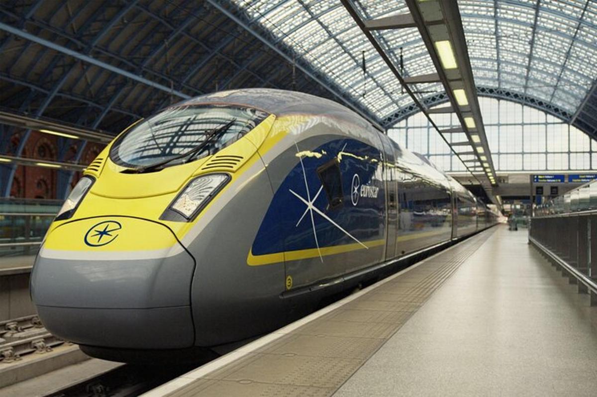 bir tren istasyonunda sarı ve gri bir tren
