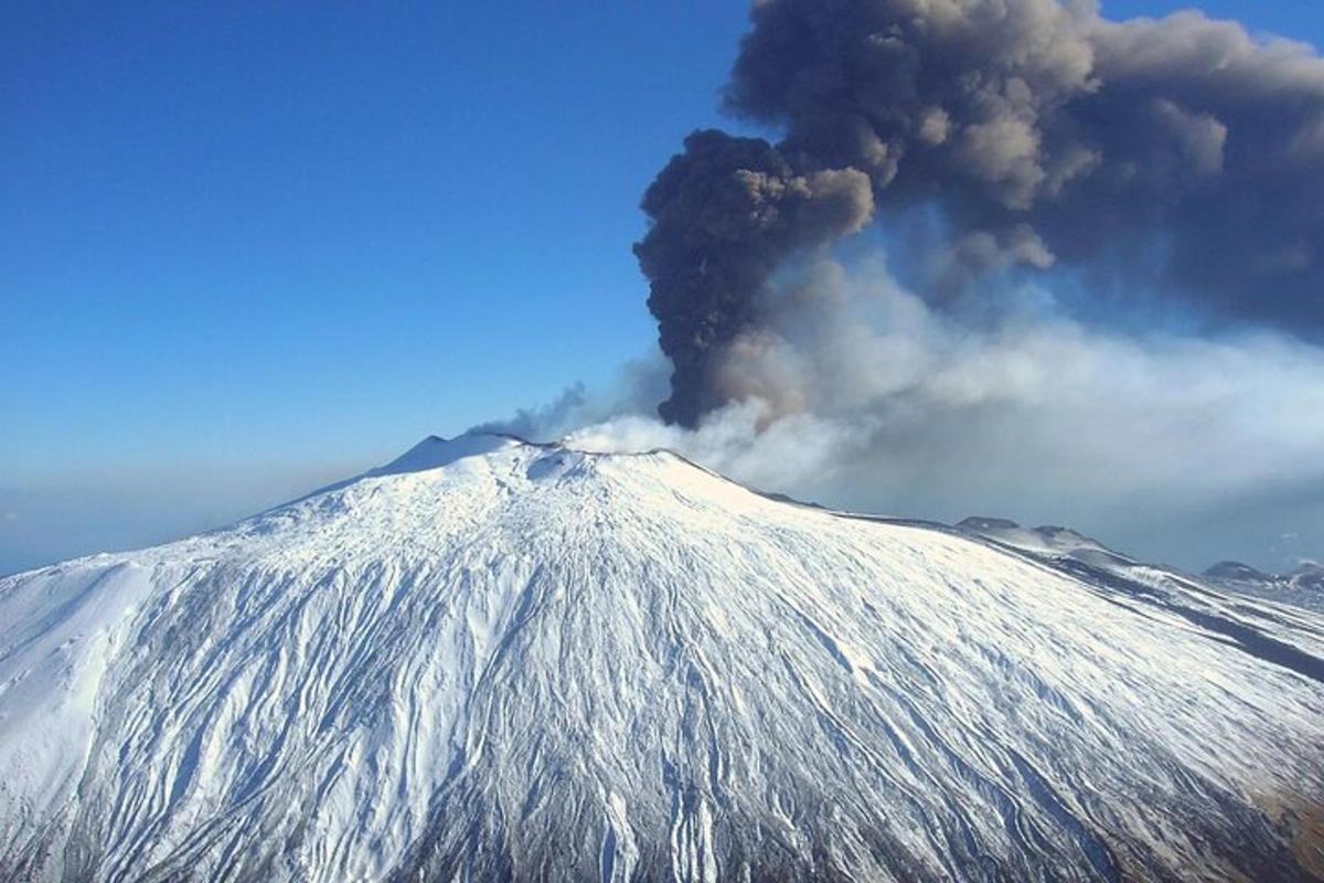 una montagna con un fuoco sullo sfondo con fumo