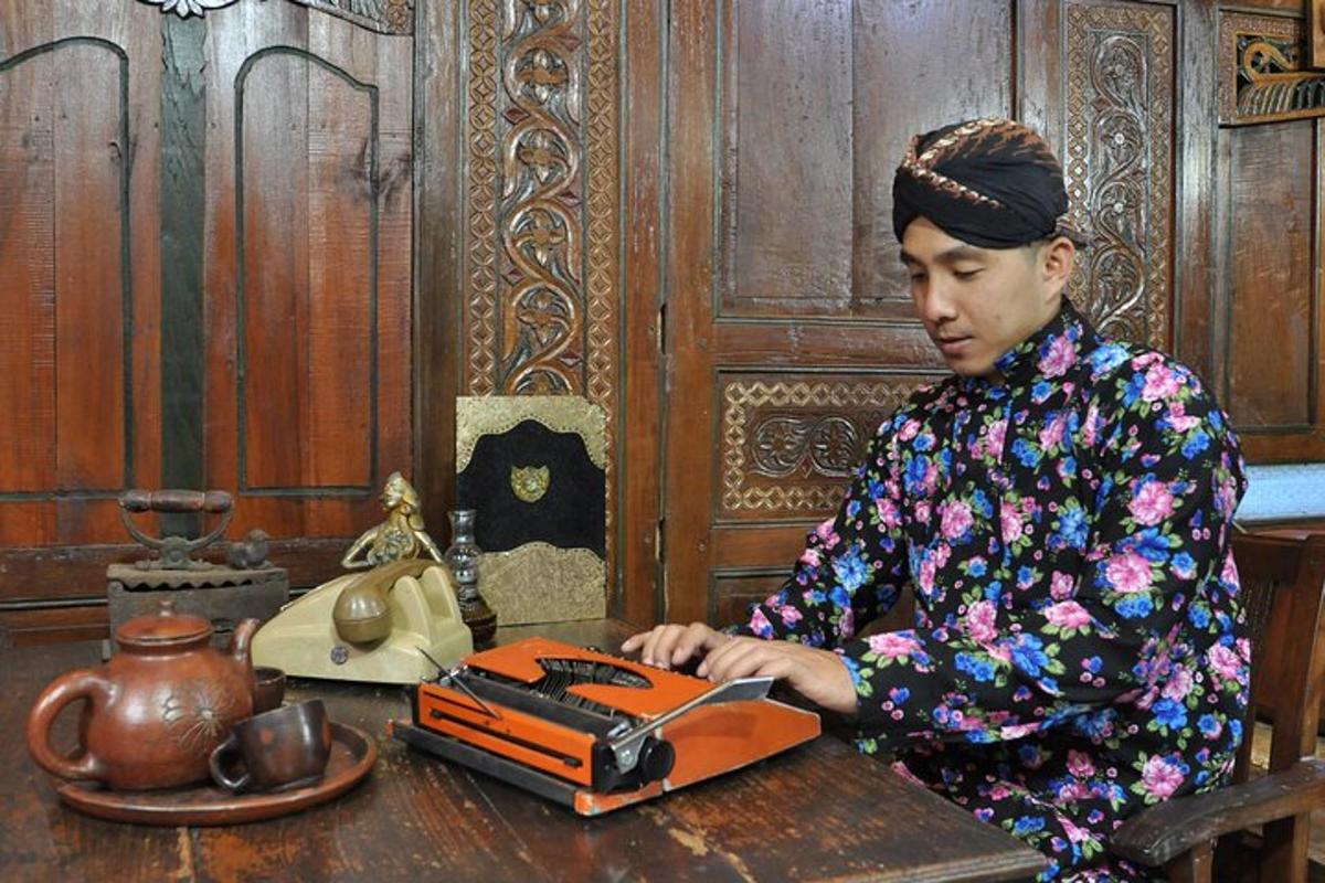 seorang wanita duduk di meja dengan sebuah buku