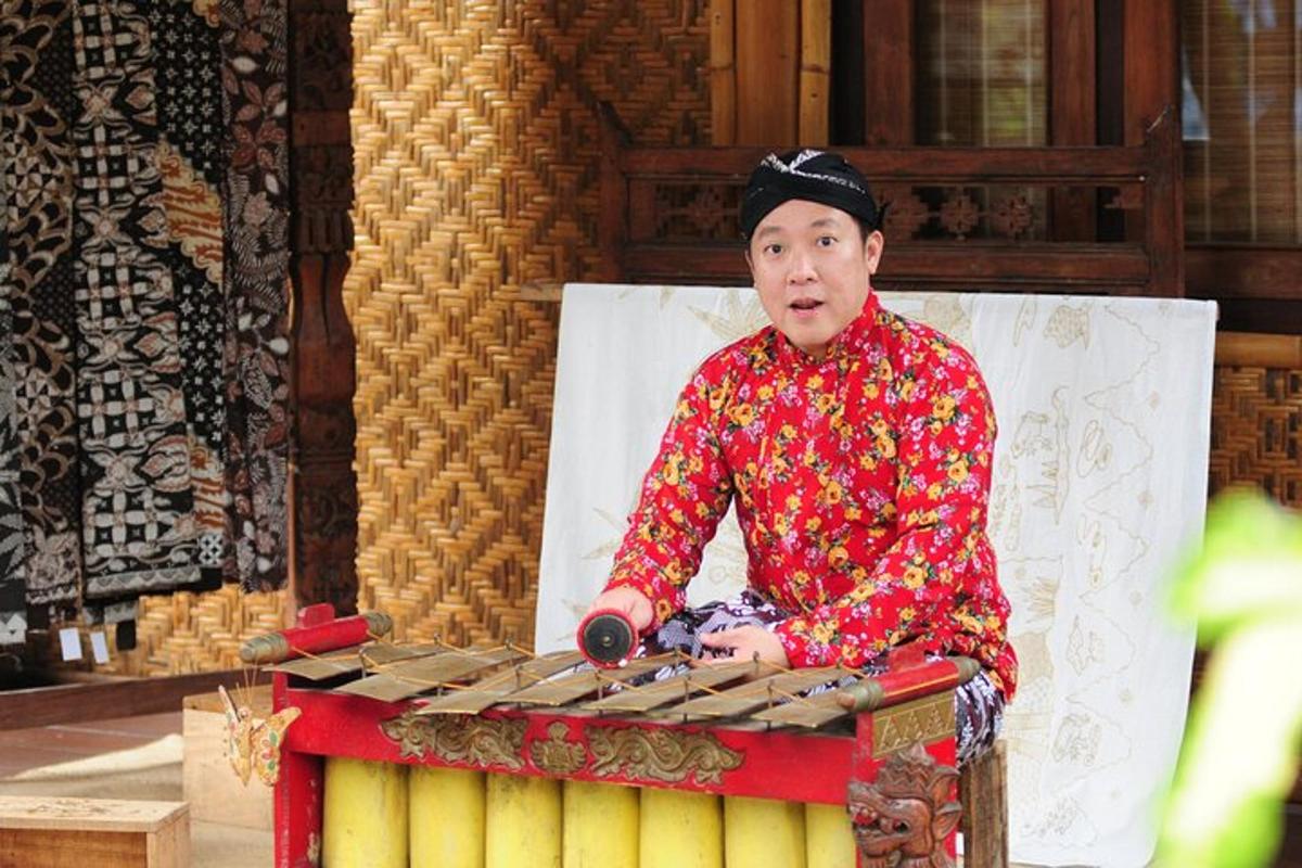seorang pria sedang duduk di sebelah meja