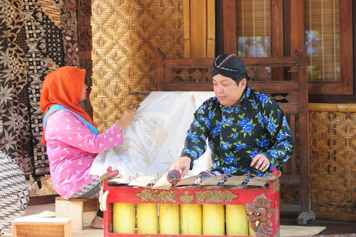 seorang pria dan seorang wanita berdiri di samping tempat tidur