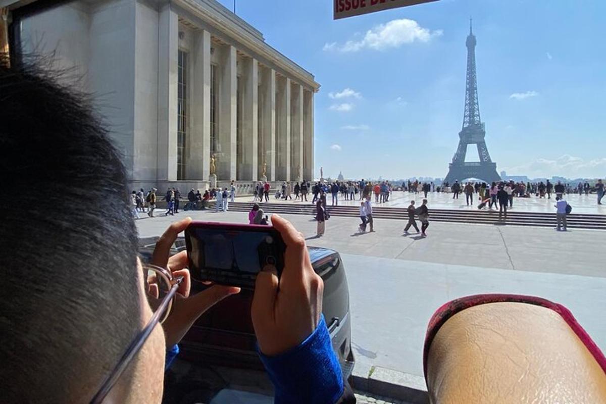 egy férfi fényképezi az Eiffel-tornyot