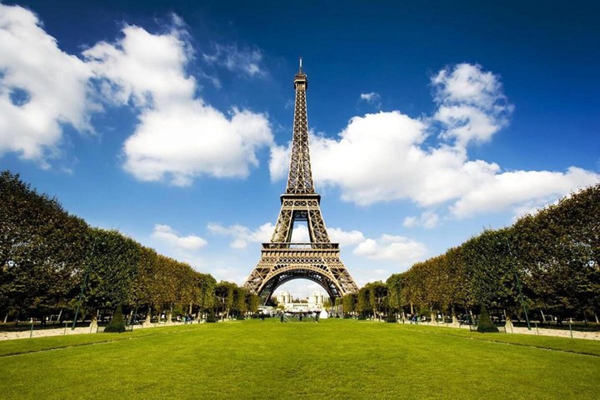 az Eiffel-torony látképe zöld mezővel