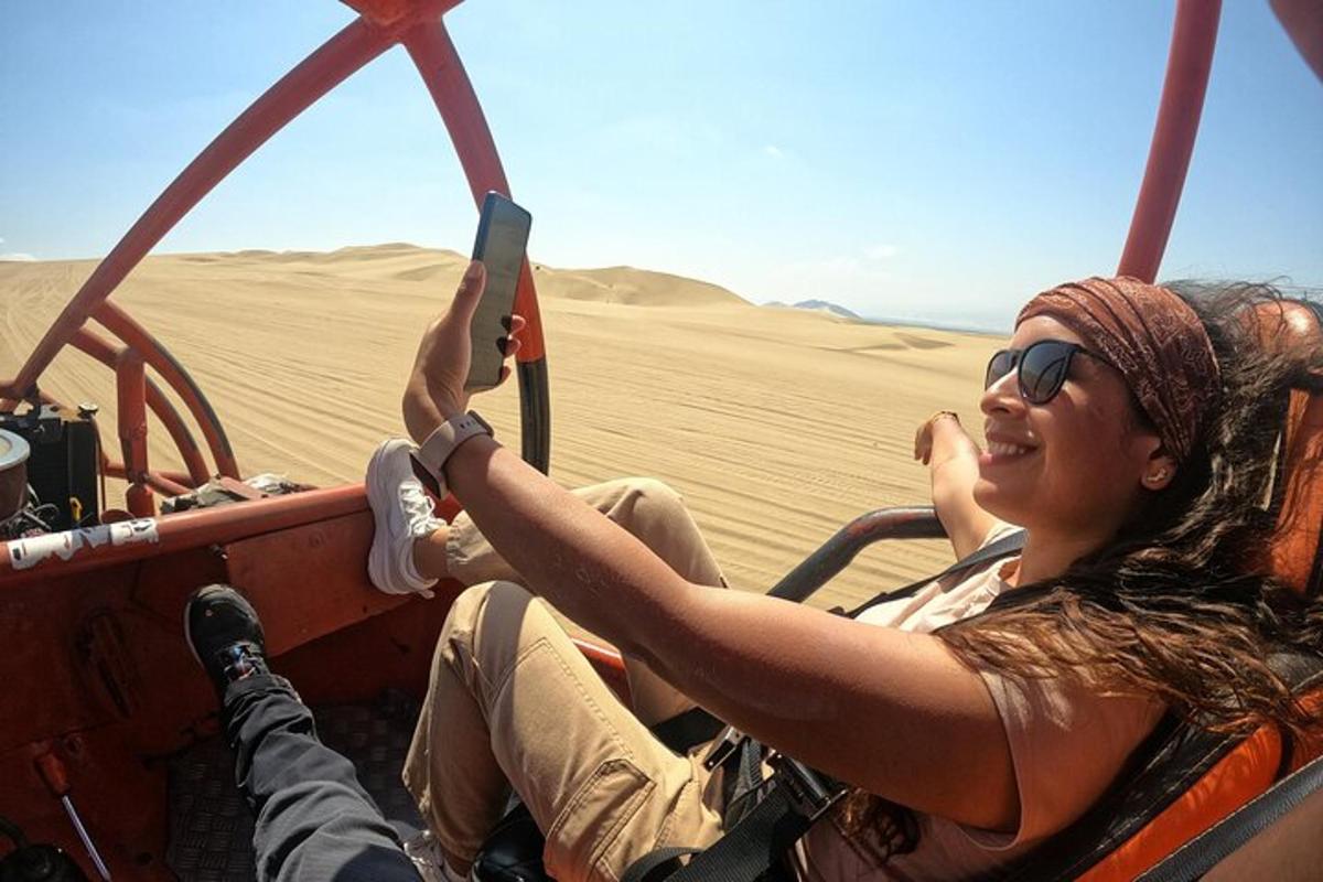uma mulher andando de jipe no deserto