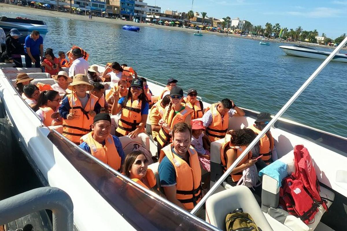 um grupo de pessoas em um barco na água