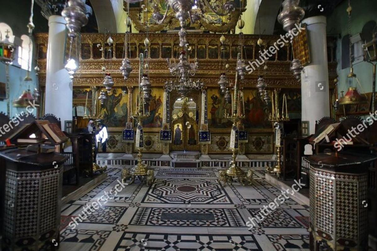 mezbah gereja dengan lukisan di dinding