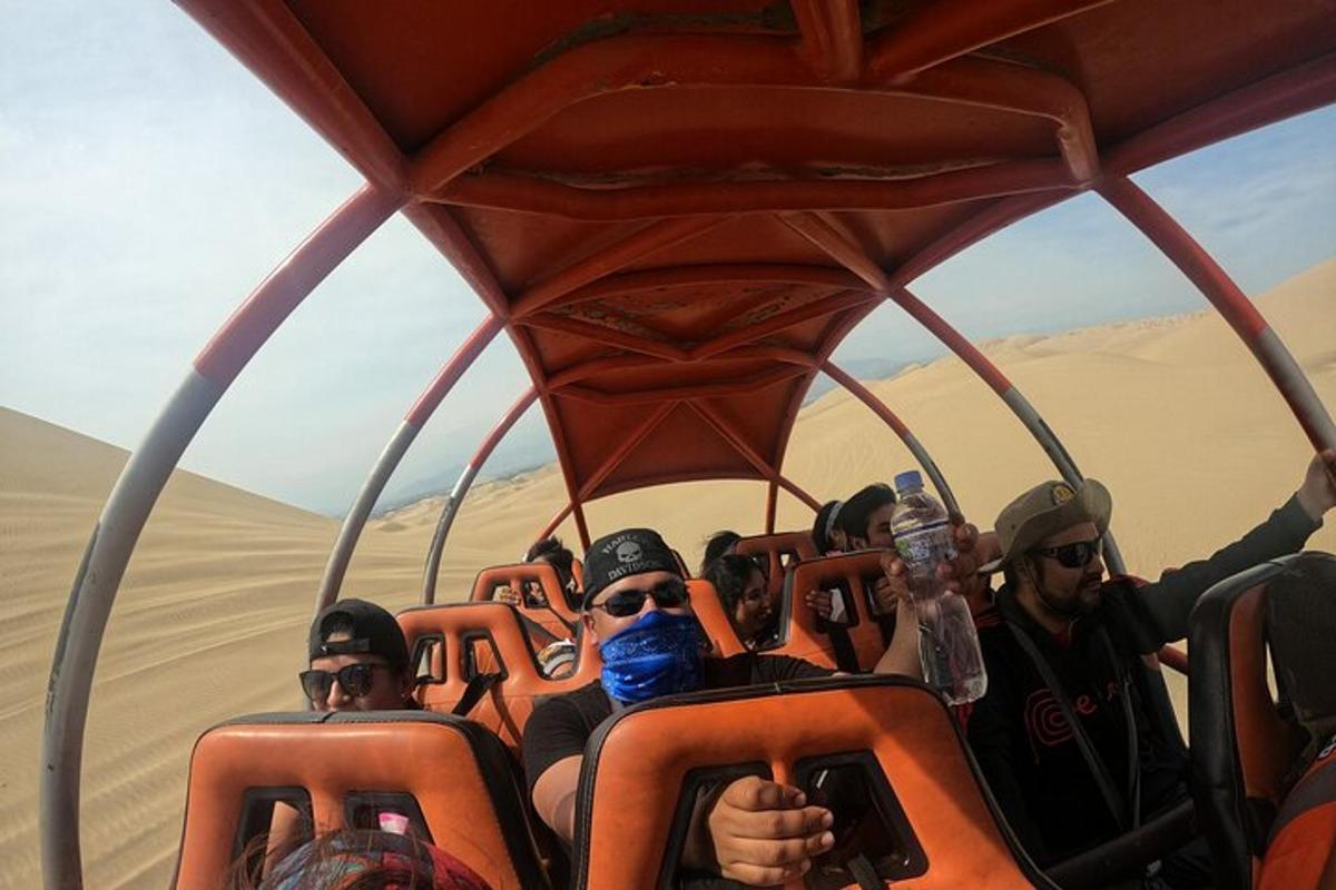 um grupo de pessoas andando em um passeio no deserto