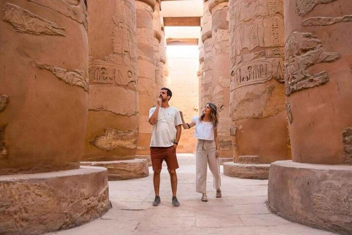 un uomo e una donna in piedi in un tempio