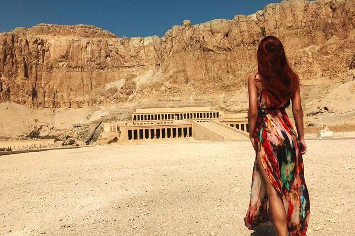 una donna in abito in piedi nel deserto