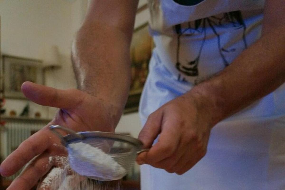una persona sta mescolando una ciotola con un cucchiaio
