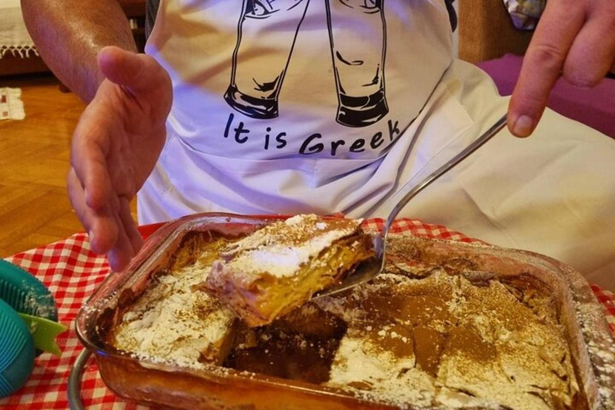 oseba je kos torte z vilicami