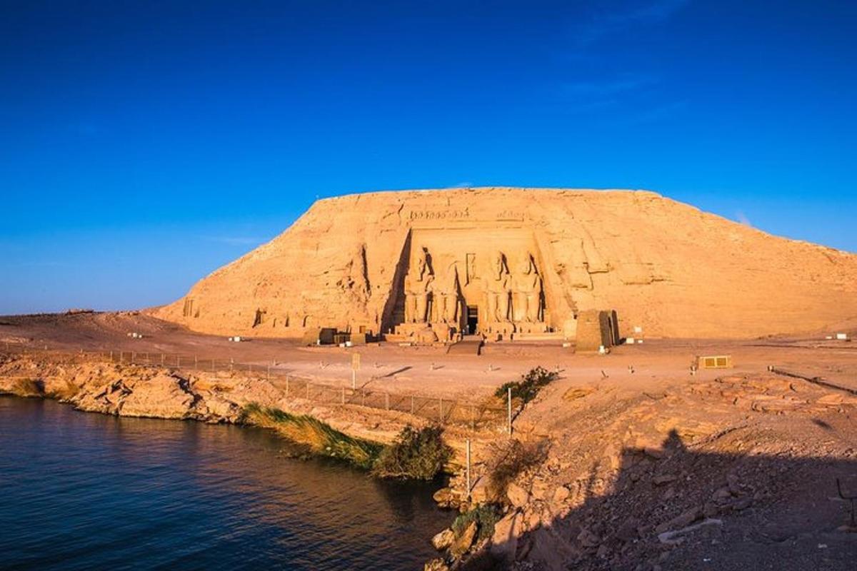 una collina di sabbia con una chiesa vicino all'acqua