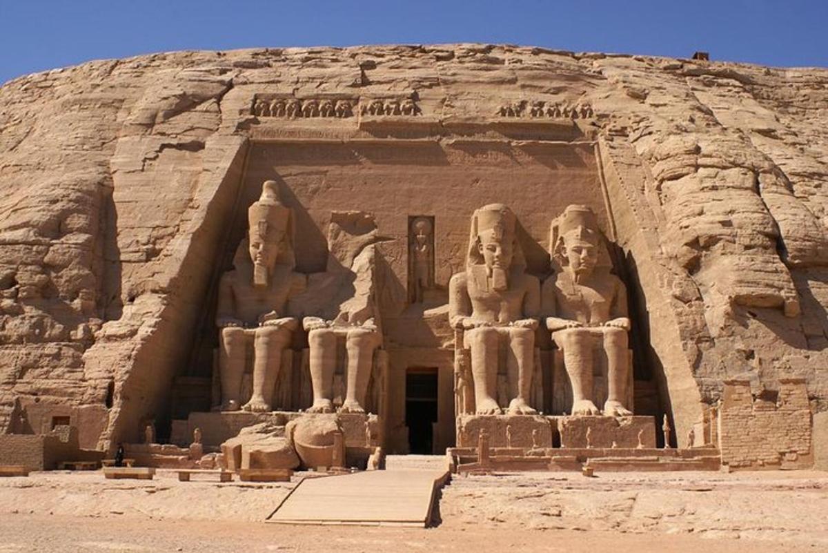 un edificio con statue ai lati